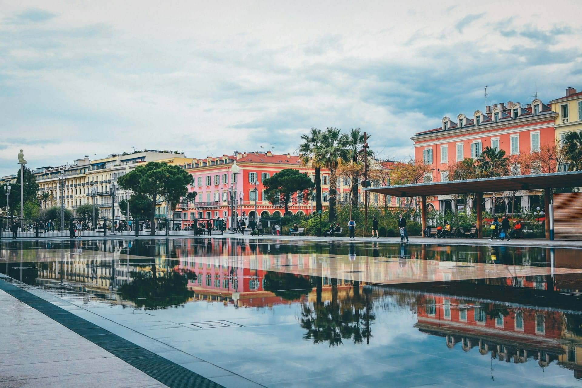 Façades colorées du front de mer à Nice