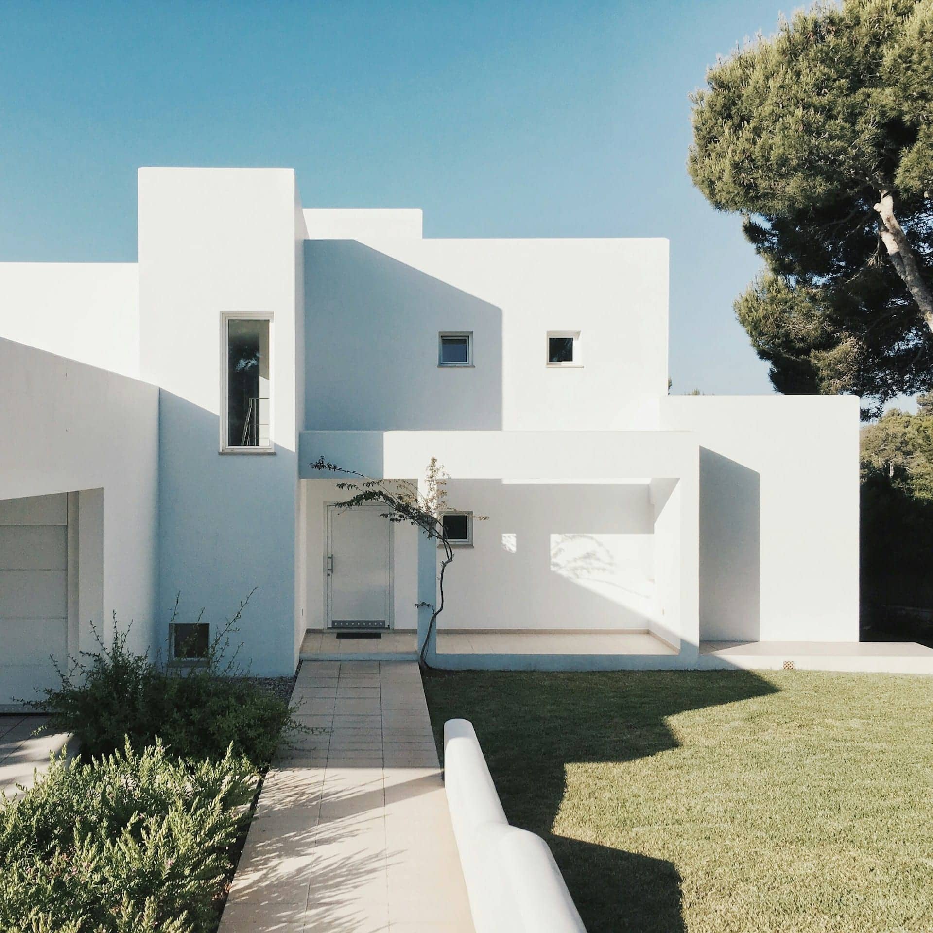 White Mediterranean house and its garden