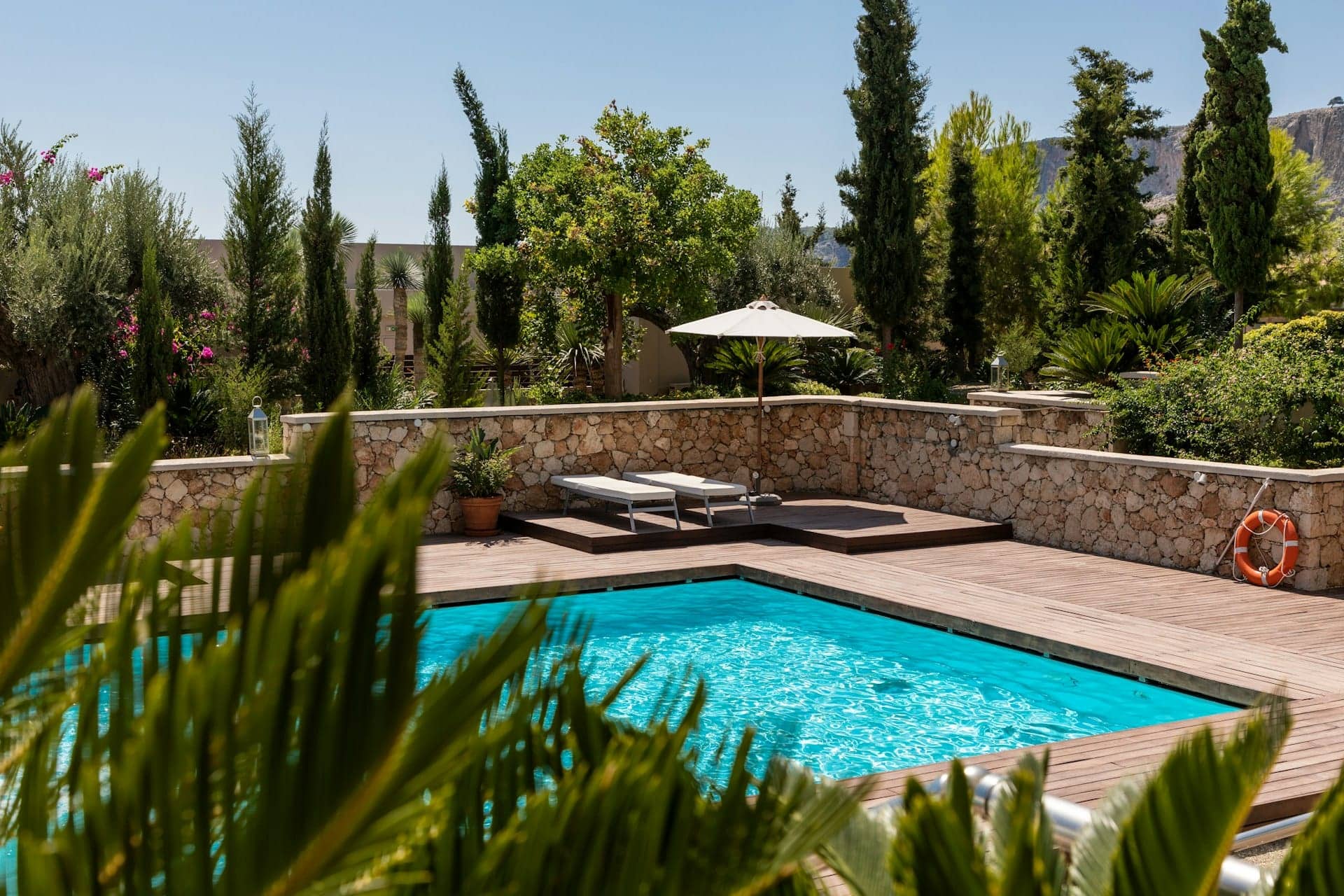 Grande propriété avec murs en pierre, cyprès et piscine