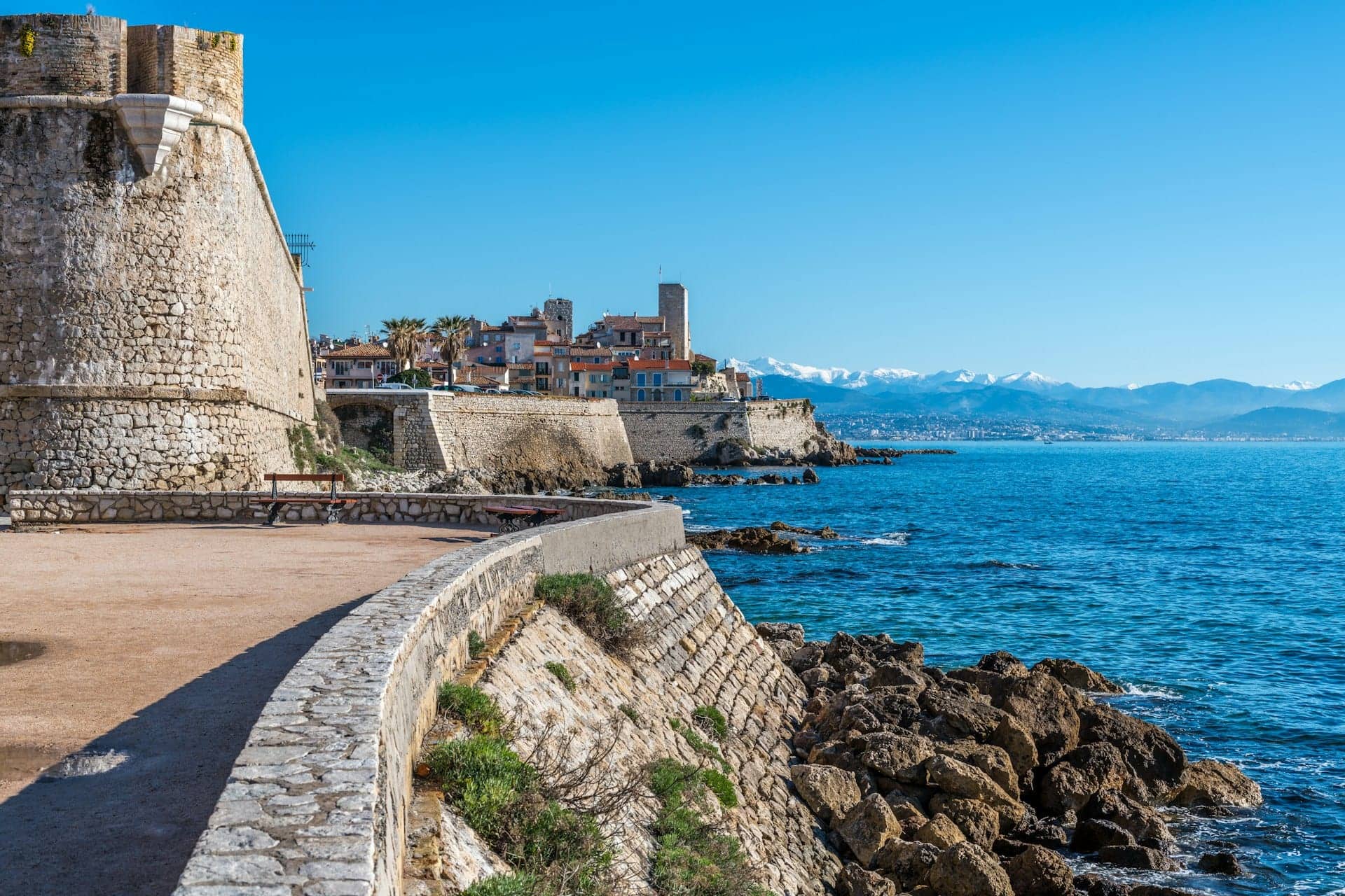 Remparts d'Antibes au bord de la mer